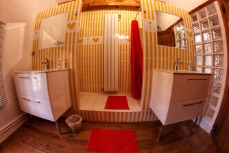 le vivier - les galets de l agly salle de bain 2